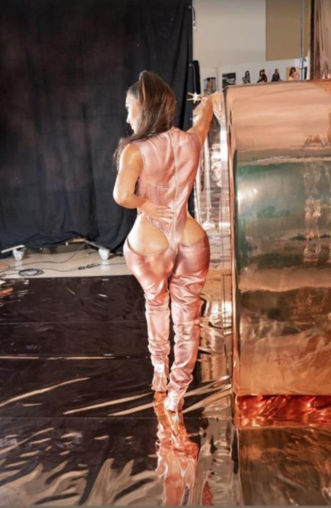 Kardashian'ın kalça dekolteli kıyafeti olay oldu! - Resim: 4