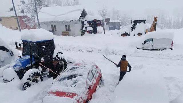 Tunceli'de kar yağışı nedeniyle araçlar ve evler kar altında kaldı