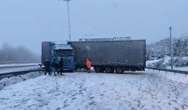 Karla kaplı yolda kayan TIR, yolu ulaşıma kapattı - Resim: 1