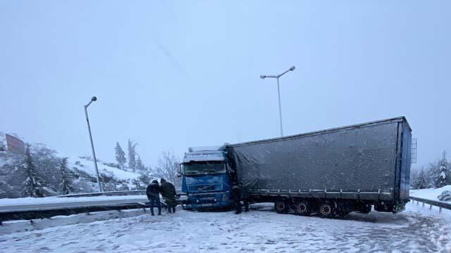 Karla kaplı yolda kayan TIR, yolu ulaşıma kapattı