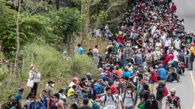 Biden'in açıklaması sonrası binlerce göçmen yola koyuldu