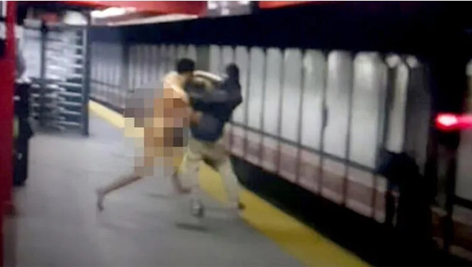 Metroda çıplak saldırgan paniği! Tartıştığı kişiyi raylara attı!