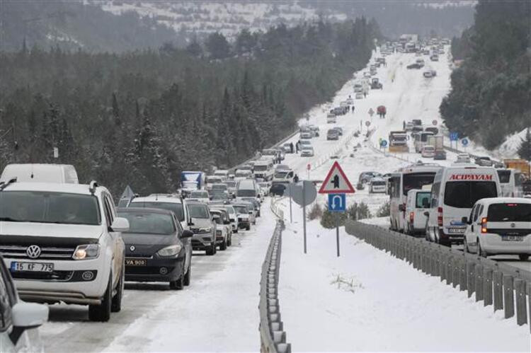 Sürücülerin kar çilesi! Yol kapandı, 5 kilometrelik kuyruk oluştu - Resim: 1