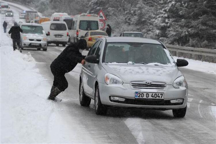 Sürücülerin kar çilesi! Yol kapandı, 5 kilometrelik kuyruk oluştu - Resim: 2