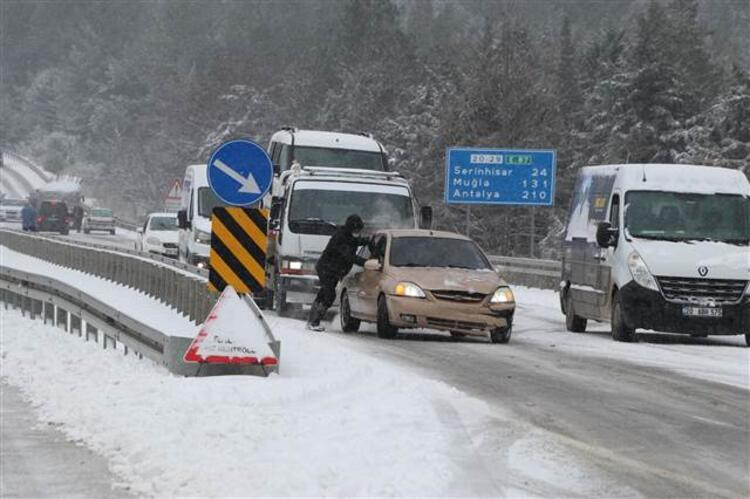 Sürücülerin kar çilesi! Yol kapandı, 5 kilometrelik kuyruk oluştu - Resim: 3