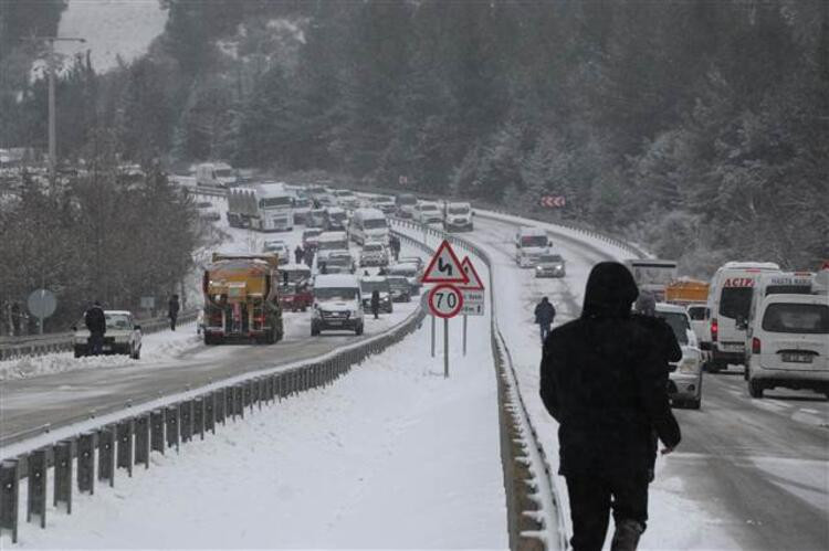 Sürücülerin kar çilesi! Yol kapandı, 5 kilometrelik kuyruk oluştu - Resim: 4