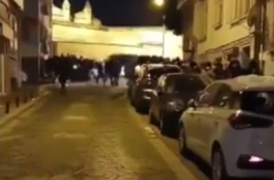 Vatandaş soğukta ücretsiz ekmek kuyruğunda!