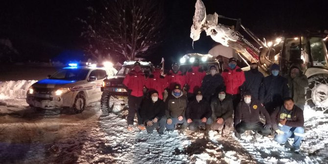 Karda mahsur kalan 16 kişi böyle kurtarıldı  