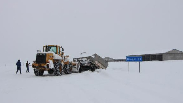 Bingöl'de kara saplanan TIR, 3 saatte kurtarıldı