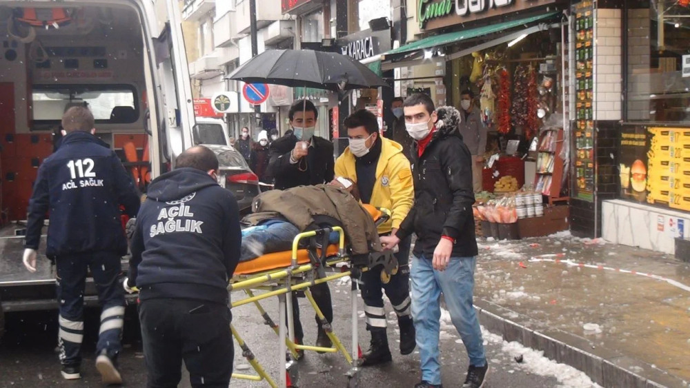 Yolda yürüyen talihsiz turistin başına buz kitlesi düştü - Resim: 1