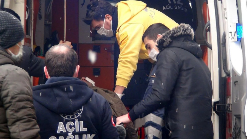Yolda yürüyen talihsiz turistin başına buz kitlesi düştü - Resim: 4