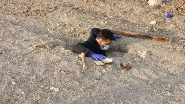 Tarlasını süren çiftçi toplu mezar buldu