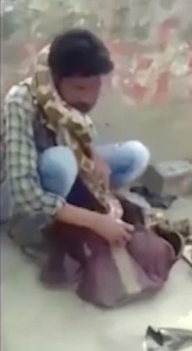 Gösterinin parçası sandılar! Dev piton sahibini böyle boğdu - Resim: 2