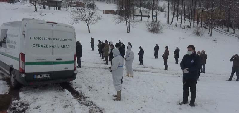 Aynı aileden 3 kişi bir hafta içinde koronavirüsten hayatını kaybetti - Resim: 2