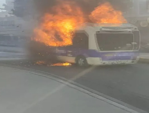 İstanbul'da yolcu minibüsü alev alev yandı
