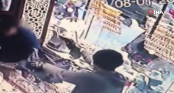 İstanbul'da kuyumcuda silahlı gasp kamerada