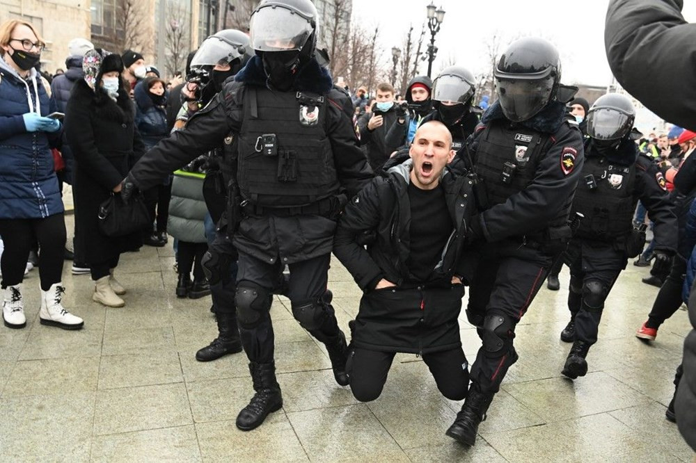 Rusya'da sokaklar karıştı: En az bin gözaltı - Resim: 4