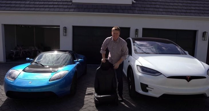 Tesla'nın koltuğunu kestiler! Bakın içerisinden neler çıktı