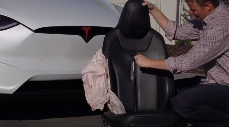 Tesla'nın koltuğunu kestiler! Bakın içerisinden neler çıktı