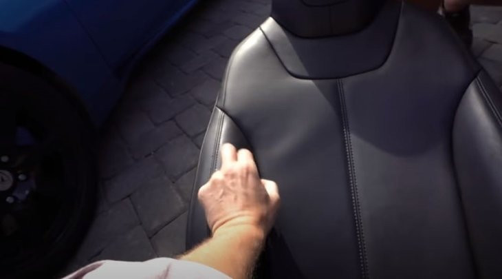 Tesla'nın koltuğunu kestiler! Bakın içerisinden neler çıktı