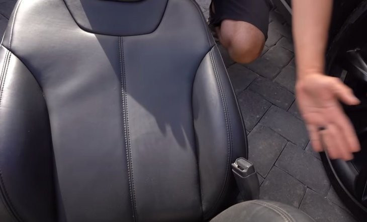 Tesla'nın koltuğunu kestiler! Bakın içerisinden neler çıktı