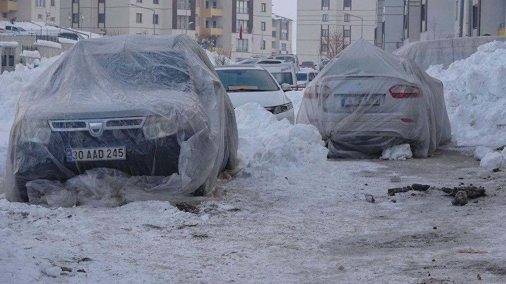 Kent buz kesti! Araçları naylon ve battaniyeyle kapattılar - Resim: 2
