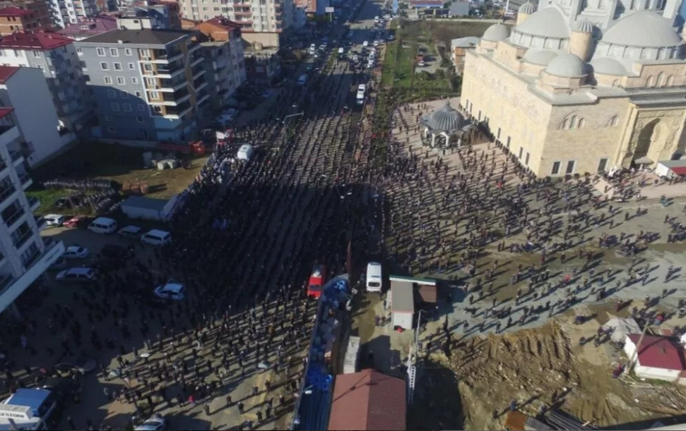 Koronavirüsten ölmüştü, cenazesinde korkutan kalabalık!