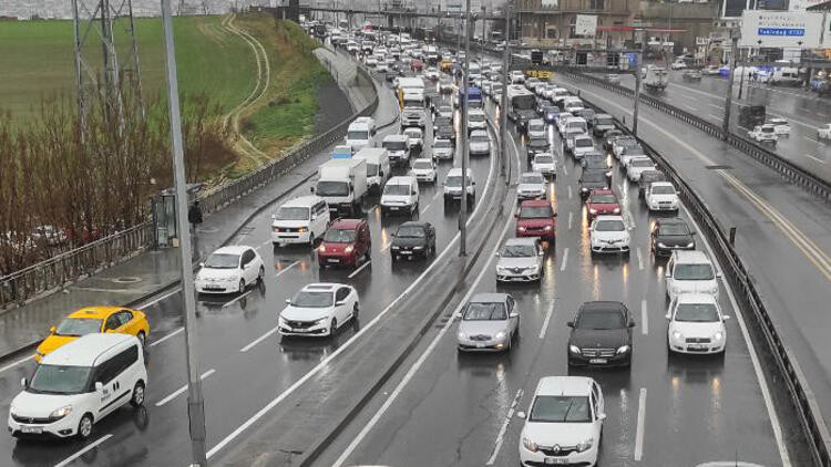 İstanbul'da trafik felç oldu! Yoğunluk yüzde 80'i aştı