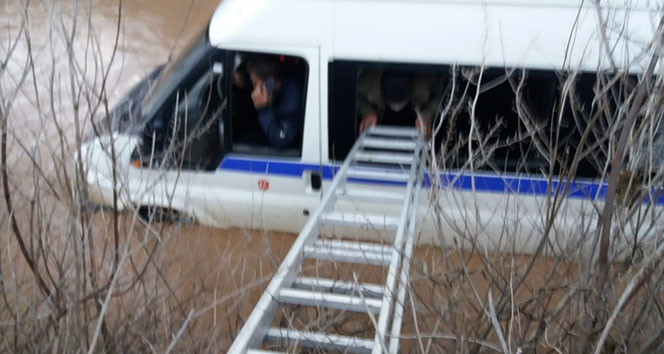 Dere yatağına batan minibüsten böyle kurtarıldılar