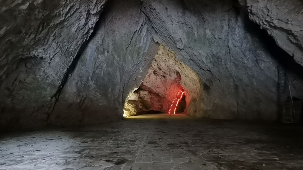 Türkiye'nin en büyük 2. mağarası Oylat'ta kış ayında sıcaklık 18 derece