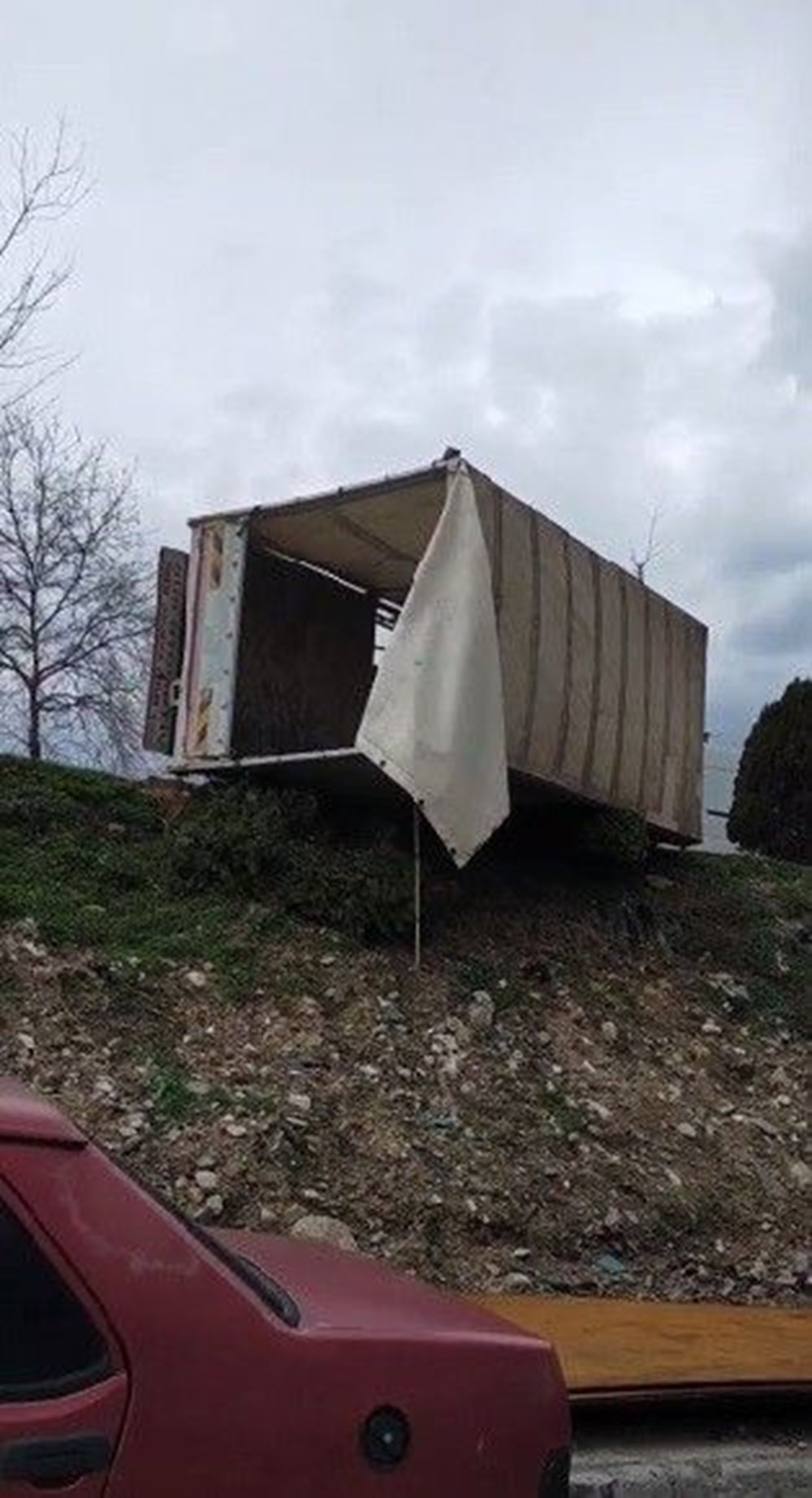 Bursa'da sanayi sitesinde hortum: 1 kişi yaralandı onlarca bina hasar gördü