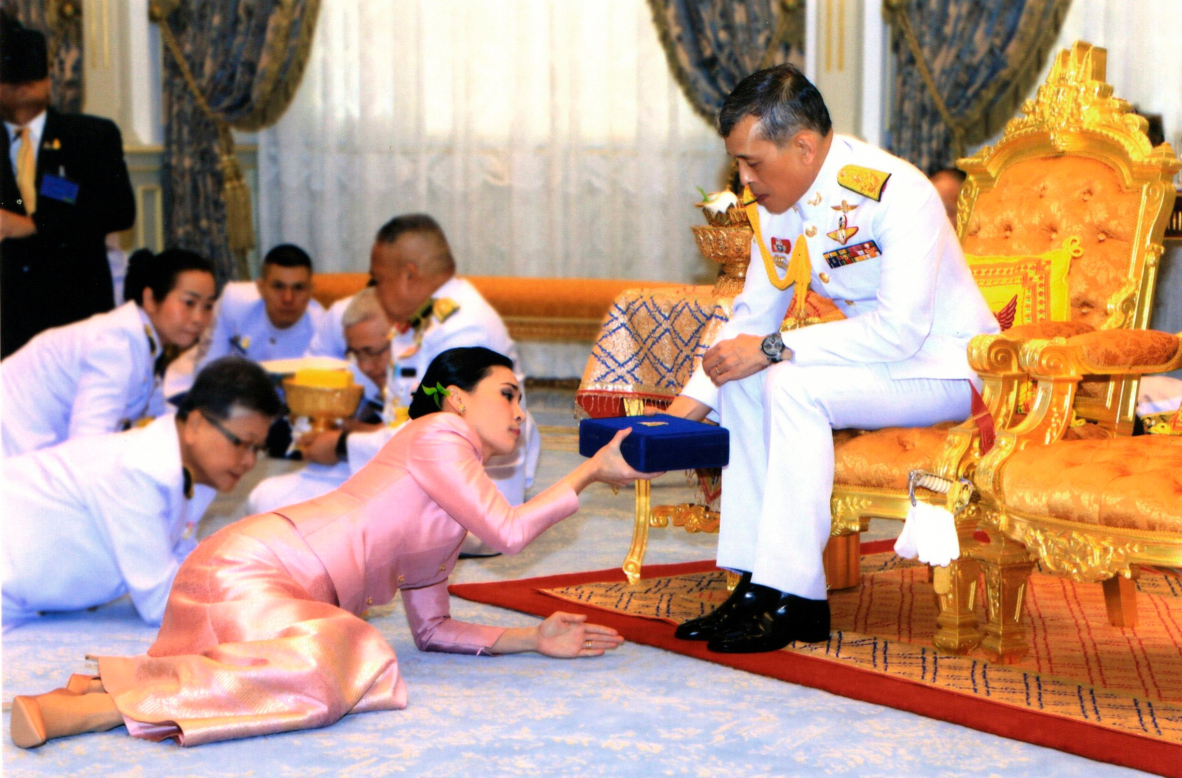 Tayland kralından bomba karar! Metresini kraliçe yaptı