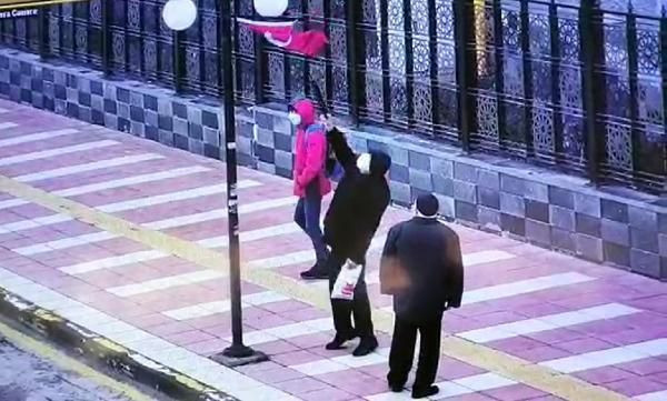 Yaşlı adamın bayrak hassasiyeti