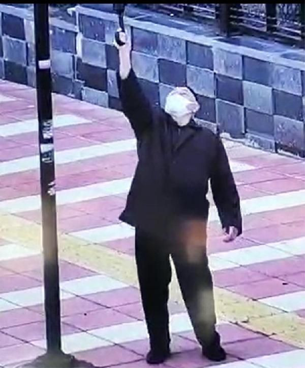Yaşlı adamın bayrak hassasiyeti