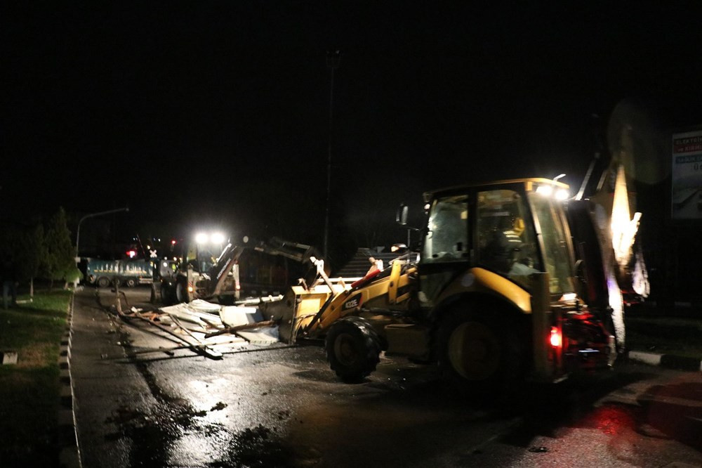 Manisa'da fırtına: Çatılar uçtu, ağaçlar ve direkler devrildi - Resim: 1