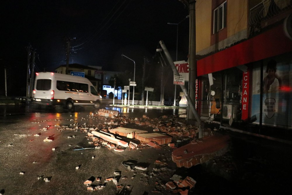 Manisa'da fırtına: Çatılar uçtu, ağaçlar ve direkler devrildi - Resim: 3