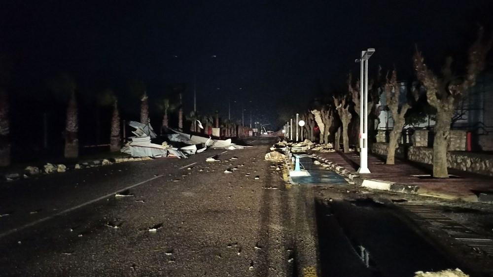 Manisa'da fırtına: Çatılar uçtu, ağaçlar ve direkler devrildi - Resim: 4