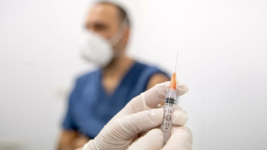 Millet sırasını beklerken vekiller koronavirüs aşısı mı olacak ?