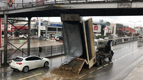 Yine bir harfiyat kamyonu, yine bir üst geçit ve yine aynı manzara - Resim: 1