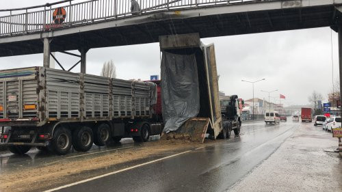 Yine bir harfiyat kamyonu, yine bir üst geçit ve yine aynı manzara - Resim: 2