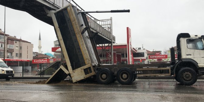 Yine bir harfiyat kamyonu, yine bir üst geçit ve yine aynı manzara