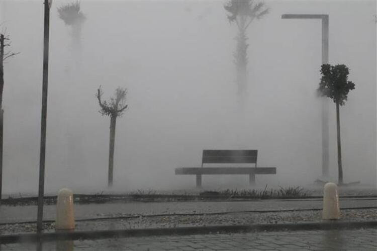 Antalya'da inanılmaz olay! Fırtına balığı balkona uçurdu - Resim: 3