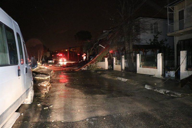 Ege'yi fırtına vurdu! Çatılar uçtu, ağaçlar devrildi! - Resim: 1