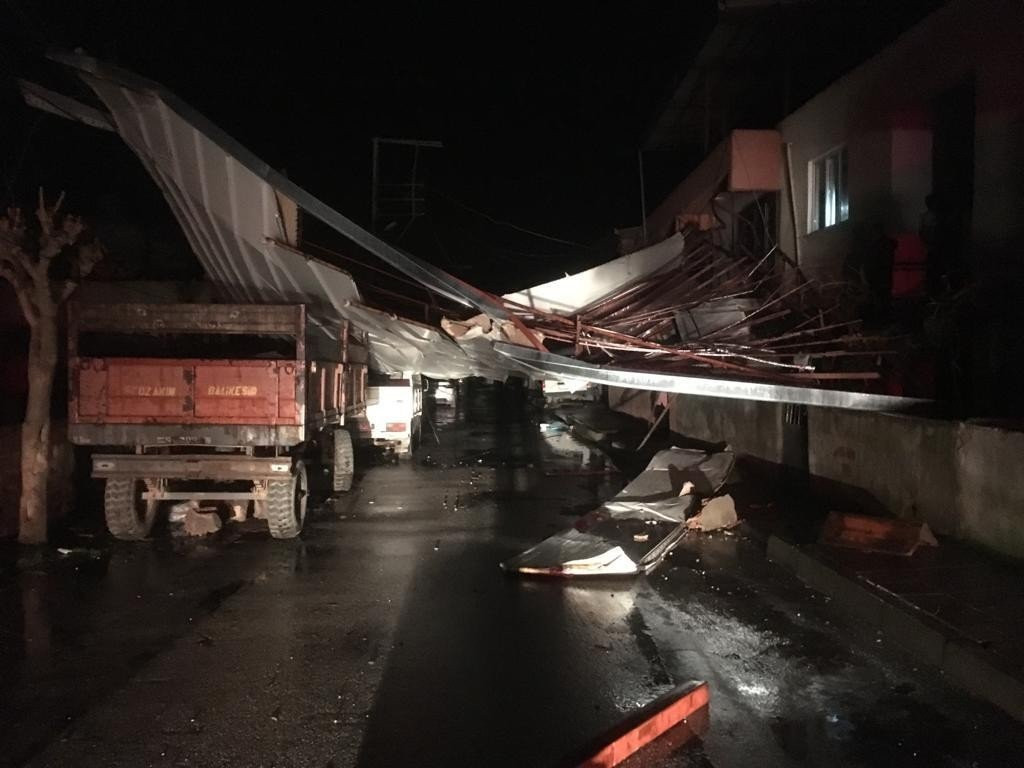 Ege'yi fırtına vurdu! Çatılar uçtu, ağaçlar devrildi!