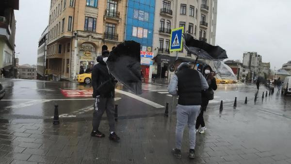 Taksim'de yağmur ve rüzgar vatandaşlara zor anlar yaşattı - Resim: 1