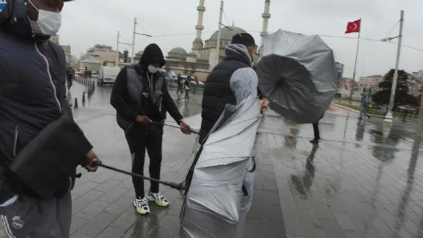 Taksim'de yağmur ve rüzgar vatandaşlara zor anlar yaşattı - Resim: 2