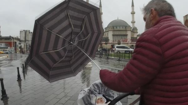 Taksim'de yağmur ve rüzgar vatandaşlara zor anlar yaşattı - Resim: 3