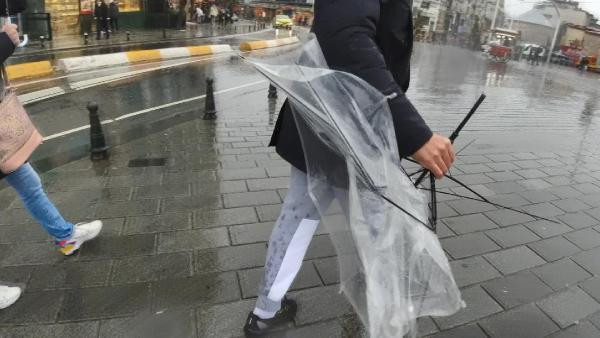Taksim'de yağmur ve rüzgar vatandaşlara zor anlar yaşattı - Resim: 4