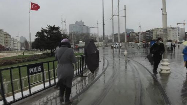 Taksim'de yağmur ve rüzgar vatandaşlara zor anlar yaşattı