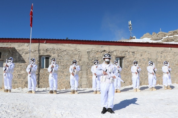 Karlı dağları yuva yapan hudut kahramanları görev başında - Resim: 2